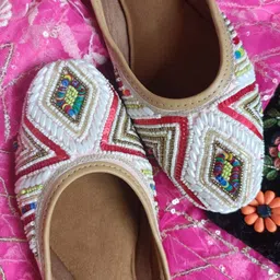 DESI COLOUR Women Pink & Gold-Toned Pearls Embellished Ethnic Mojaris-image-89