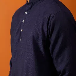 Streaks & Crosses Ethnic Motifs Regular Kurta with Churidar image 2