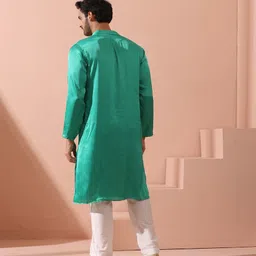 Swtantra Mandarin Collar Regular Satin Kurta image 5