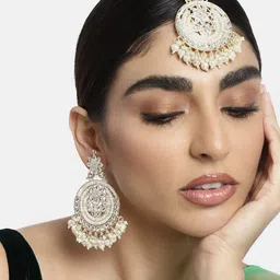 Peora White Gold-Plated Kundan Faux Pearls Studded Earrings & Maang Tikka Jewellery Set image 2