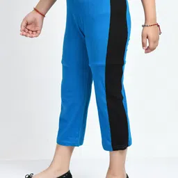 IndiWeaves Girls Pack Of 3 Colourblocked Pure Cotton Capris image 3