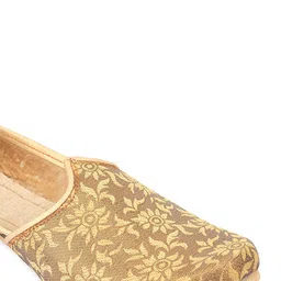 DESI COLOUR Men Gold-Toned Printed Mojaris image 5