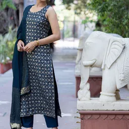 ASPORA Floral Printed Round Neck Pure Silk Jacquard Straight Kurta with Trousers & Dupatta image 4