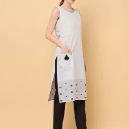 aayusika Striped Printed Round Neck Pure Cotton Kurta with Trousers image 5