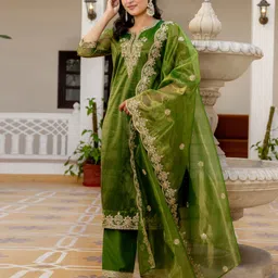 skylee Women Net Kurta Pant Dupatta Set image 3