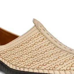 Big Boon Men Textured Mojaris image 3