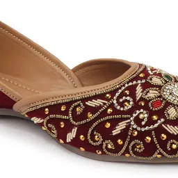 feet runner Ethnic Embroidred Jutis and Mojaris Bellies For Women image 2