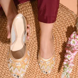 froh feet Jutis For Women image 2