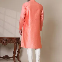 adhirajan Men Solid Cotton Silk Straight Kurta image 3