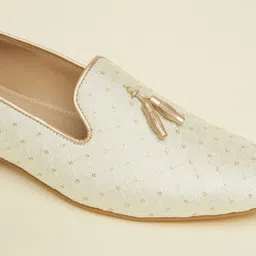 manyavar Cream White Lattice Patterned Loafer Style Men's Ethnic Jutti|Juttis and Mojaris Party Wear For Men image 2