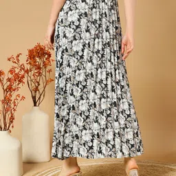 zwerlon Women Floral Print Flared Black Skirt image 2