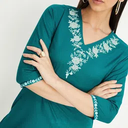 max Floral Embroidered V-neck Three-Quarter Sleeves Thread Work Kurta image 2
