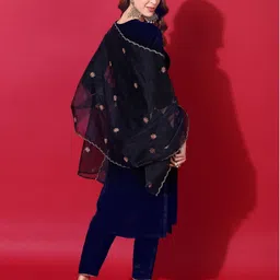 skylee Women Velvet Kurta Pant Dupatta Set image 2