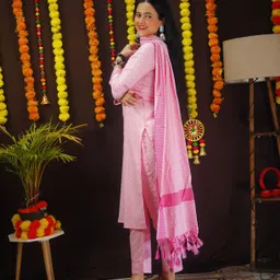 tibra attire Women Cotton Blend Kurti Pant Dupatta Set image 3