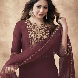 skylee Women Cotton Blend Kurta Pant Dupatta Set image 5