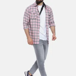 Campus Sutra Men Pink & Grey Regular Fit Checked Casual Shirt image 3