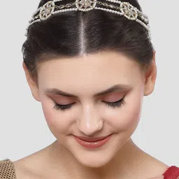 KARATCART Gold-Plated White Kundan Studded & Beaded Head Chain image 5