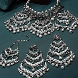 KARATCART Silver-Plated Kundan-Studded Beaded Jewellery Set-image-28