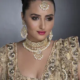 Sukkhi Gold-Plated White Kundan-Studded & Pearl Beaded Jewellery Set-picture-12