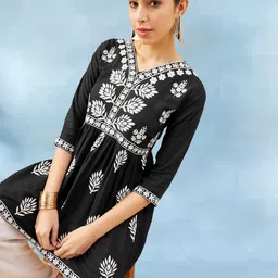 Winza Designer Ethnic Motifs Embroidered V-Neck Thread Work A-Line Kurti image 5