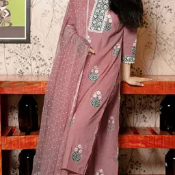 divastri Women Cotton Rayon Kurta Pant Dupatta Set image 4