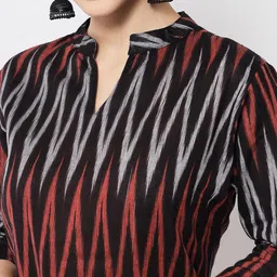 Vastraa Fusion Mandarin Collar Chevron Printed Ikat Pure Cotton Kurta image 4