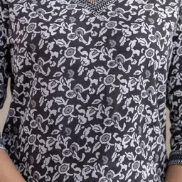 vicenta Women Printed Cotton Blend Straight Kurta image 4