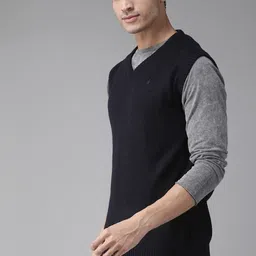 roadster Men Solid V Neck Dark Blue Sweater image 3