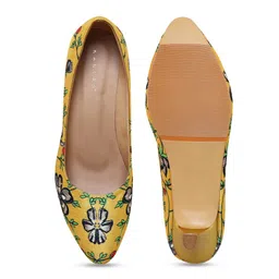 Kanvas Printed Closed Back Kitten Pumps image 5