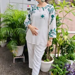 inaaree by label preeti kaur Top Pant Co-ords Set image 3