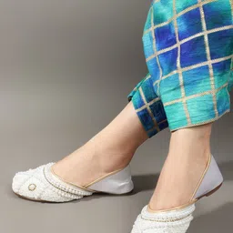 retro walk Mojaris For Women image 2