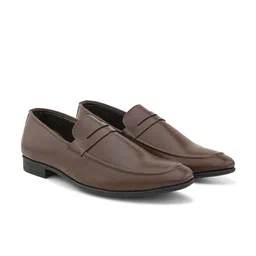 INVICTUS Men Textured Formal Loafers image 5