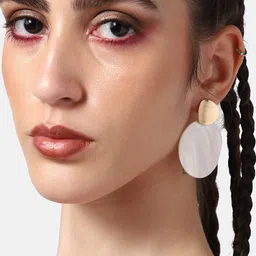 SOHI Gold-Plated White Contemporary Drop Earrings image 5