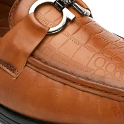 San Frissco Men Textured Lightweight Horsebit Loafers image 2