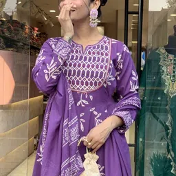 klosia Women Printed Anarkali Kurta and Pant set with Dupatta image 3