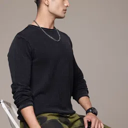 roadster Men Solid Round Neck Black Sweater-picture-12