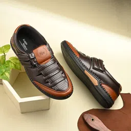 knight walkers Men Sandal image 1