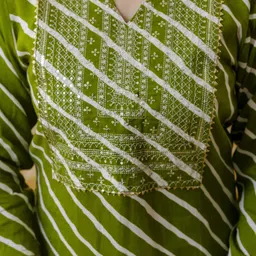 surhi Women Printed Viscose Rayon Straight Kurta image 4