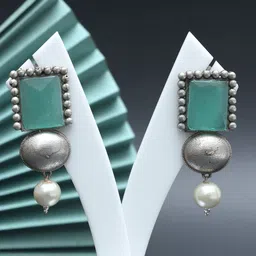 Ozanoo Silver-Plated Square Shaped Drop Earrings image 2