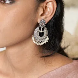 TEEJH Silver-Toned & Off White Crescent Shaped Drop Earrings image 5