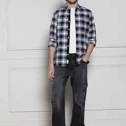 Dennis Lingo Men Relaxed Fit Clean Look Cargo Styles Light Fade Jeans image 4