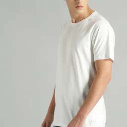 roadster Men Solid Round Neck Pure Cotton White T-Shirt image 3