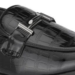 INVICTUS Men Black Solid Formal Loafers image 2