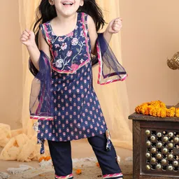 here&now x kinder kids Kinder Kids Girls Floral Printed Gotta Patti Pure Cotton Kurta with Trousers & Dupatta image 5