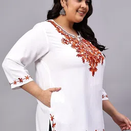 Indietoga Plus Size Floral Printed Notch Neck Regular Top image 2