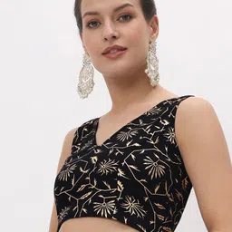 studio rasa Floral Printed V-Neck Sleeveless Crop Top image 3