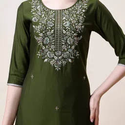 Berrylicious Floral Yoke Design Thread Work Chanderi Cotton Kurta With Trousers & Dupatta image 2