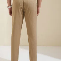 HIGHLANDER Men Solid Mid Rise Tapered Fit Regular Trousers image 4