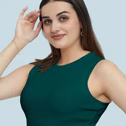 BerryBird Round Neck Ribbed Sleeveless Crop Top image 3