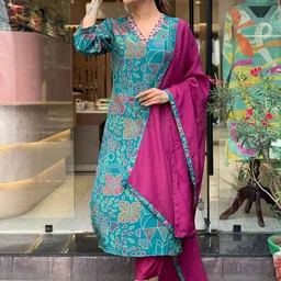 gosriki KALINI Floral Printed V-Neck Thread Work Regular Kurta With Trousers & Dupatta image 4